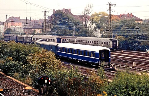 Nurnberg_Hauptbahnhof_1985_Schurzenwagen_blau_F-Zug.jpg