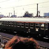 V_80_BR_280_Mitteleinstiegswagen_Nurnberg_Dutzendteich_Bahnhof_1985_Schienenbus