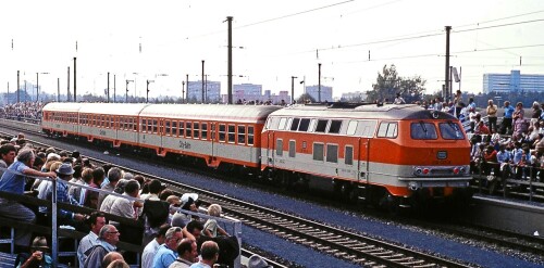 BR_218_247_Pop_art_orange_City_Bahn_Nurnberg_Dutzendteich_Bahnhof_1985_Verkehrsschau.jpg