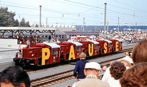 Kof_2_BR_322_funffachtraktion_Pause_Nurnberg_Dutzendteich_Bahnhof_1985_Verkehrsschau.jpg