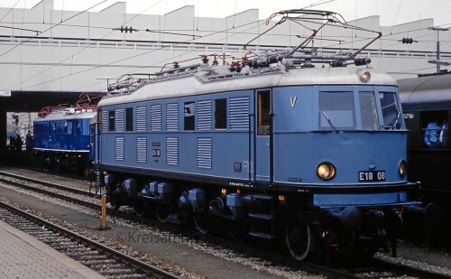 E_18_08_E_18_03_Passau_Bahnhof_b_1987_historischer_Zug_DRG_DB_Lackierung.jpg