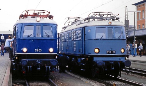 E_18_08_E_18_03_Passau_Bahnhof_c_1987_Lokfront_Vergleich_historischer_Zug_DRG_DB_Lackierung-1.jpg