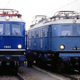 E_18_08_E_18_03_Passau_Bahnhof_c_1987_Lokfront_Vergleich_historischer_Zug_DRG_DB_Lackierung-1
