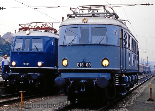 E_18_08_E_18_03_Passau_Bahnhof_c_1987_Lokfront_Vergleich_historischer_Zug_DRG_DB_Lackierung-2.jpg