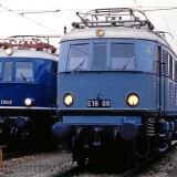 E_18_08_E_18_03_Passau_Bahnhof_c_1987_Lokfront_Vergleich_historischer_Zug_DRG_DB_Lackierung-2