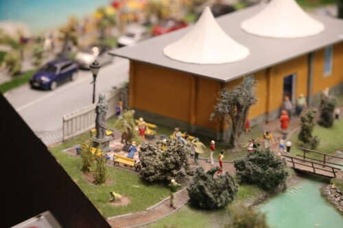 Miniaturwunderland_Modell_Gauge_1_87_H0_Italia_ItalienKuste_Mare_Meer_Strand_Hotelklotz_b-1.jpg