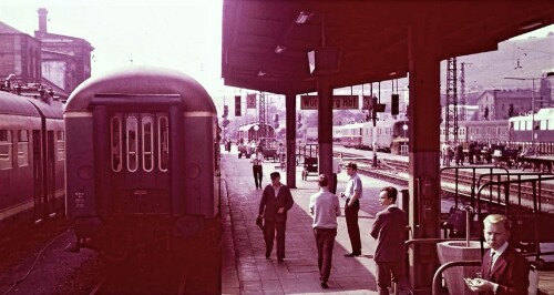 Wurzburg_Bahnhof_1966_BR_491_glaserner_Zug_E_91-2---Kopie.jpg