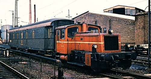 BR_332_Kof_3_Bebra_BW_Drehscheibe_Lokschuppen.jpg