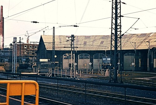 E_41_251_Bebra_BW_Drehscheibe_Lokschuppen.jpg