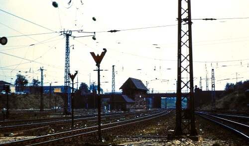Darmstadt_Bahnhof_1969_Stellwerk_Gleise_Stahlbrucke_Eisenbahn_Signale_Weichen.jpg