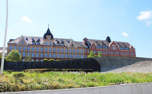 Tuttling Bahnhof Mai 2025 Aescolab Medizintechnik Fabrikgebäude (1)