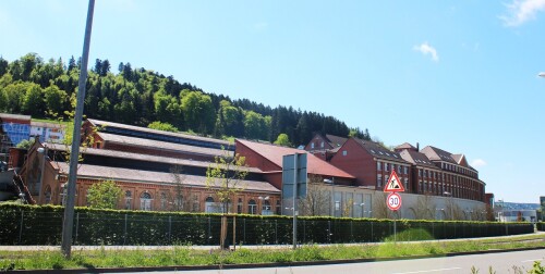 Tuttling Bahnhof Mai 2025 Aescolab Medizintechnik Fabrikgebäude (2)