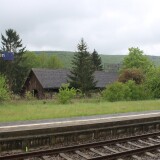 Geisingen_Bahnhof_Empfangsgebaude_Gleise_Bahnsteig-0