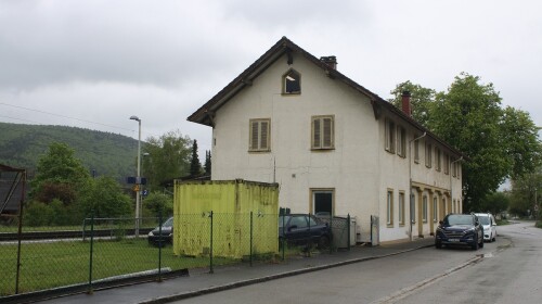 Geisingen_Bahnhof_Empfangsgebaude_Gleise_Bahnsteig-1.jpg