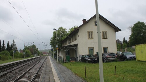 Geisingen Bahnhof Empfangsgebäude Gleise Bahnsteig (2)