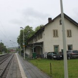 Geisingen_Bahnhof_Empfangsgebaude_Gleise_Bahnsteig-2