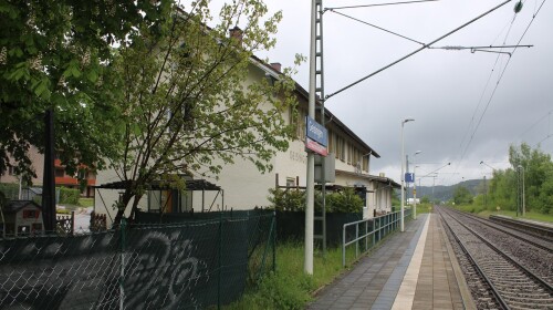 Geisingen Bahnhof Empfangsgebäude Gleise Bahnsteig (4)