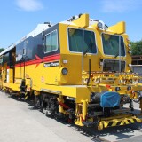 c_Gleisstopfmaschine_Plasser_u_Theurer_09-32_4S_Dynamoc_Willke_Gleisbau_Ludwigslust_2025_Juni_26_Eroffnung_Lokschuppen-1