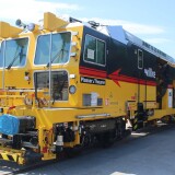 c_Gleisstopfmaschine_Plasser_u_Theurer_09-32_4S_Dynamoc_Willke_Gleisbau_Ludwigslust_2025_Juni_26_Eroffnung_Lokschuppen-2