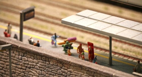 Miniaturwonderland_Italy_train_station_Miniaturwunderland_MiWula_Masstab_H0_plattform_Bahnsteig-1.jpg