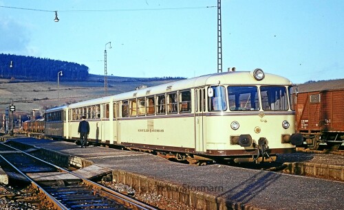 Hersfelder_Kreisbahn_VT_798_Schienenbus_weis_dreiteilig_Heimboldshausen_Bahnhof_1967.jpg