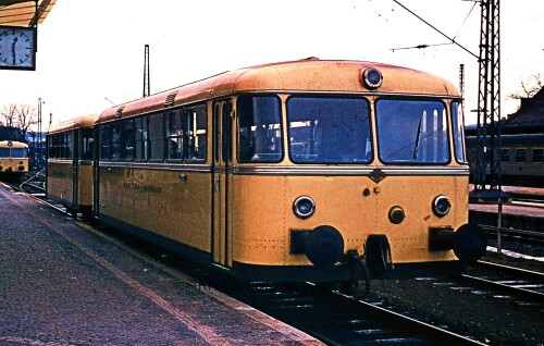VT_798_998_gelb_gelber_Schienenbus_Systemtechnik_Hersfeld_Bahnhof_1967.jpg
