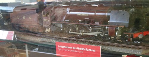 Duchess_of_Hamilton_BR_british_Railway_LMS_London_Midland_Scotish_Railway_Stromlinienlokomotive_rot_Duchess_class_no_6229_Coronation_class_Spur_2_Museum_Schramberg.jpg