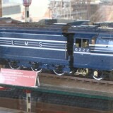 LMS_London_Midland_Scotish_Railway_Stromlinienlokomotive_blau_Queen_Mary_Coronation_class_Spur_2_Museum_Schramberg3d9ffe9ac8809d47