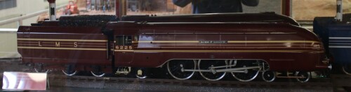 LMS_London_Midland_Scotish_Railway_Stromlinienlokomotive_rot_Duchess_of_glouchester_Coronation_class_Spur_2_Museum_Schramberg.jpg