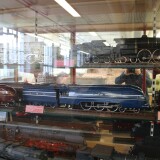LMS_London_Midland_Scotish_Railway_Stromlinienlokomotive_rot_blau_Coronation_class_Spur_2_Museum_Schramberg-1