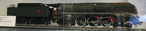 SNCF_232_U_1_Dampflok_Detail_Stromlinie_grun_BR__Spur_2_Museum_Schramberg-1.jpg