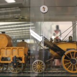 The_rocket_Steam_locomotiv_First_passenger_train_1827_Stephenson_great_britain_Spur_2_Museum_Schramberg