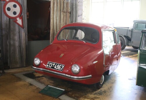 Fuldamobil_NWF_200_fur_schwerbehinderte_Lenkradsteuerung_rot_Automuseum_Schramberg_2025_Mai-1.jpg
