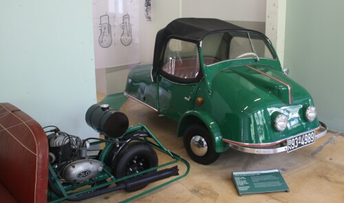 Kroboth_Allwetterroller_3_Wheeler_Dreirad_grun_1954_Automuseum_Schramberg_2025_Mai-1.jpg