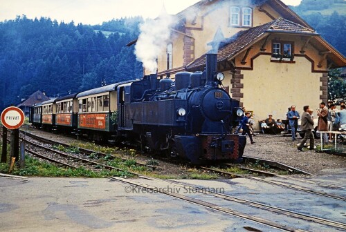 Schonau_Bahnhof_Lok_105_Schmalspurbahn_Ausflugsbahn_Dampfzug_1967.jpg