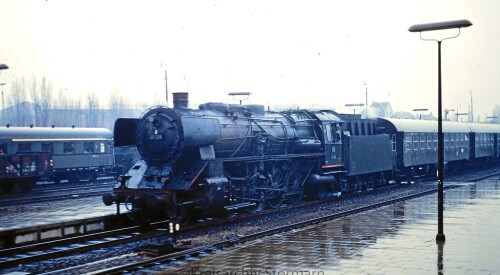 BR_39_128_DB_Deutsche_Bundesbahn_Umbauwagen_Vierachser_1966_Gerolstein_Bahnhof_Bayern_.jpg
