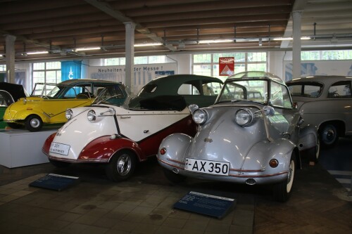 Messerschmitt_Kabinenroller_Tiger_Silber_weinrot_weis_Automuseum_Schramberg_2025_Mai.jpg