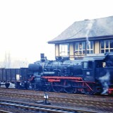 BR_38_preusische_P8_Stellwerk_Fachwerk_Dampflok_Kurzzug_Strecke_Homburg_Haut_Trier_Bahnhof_1967_Klaus-Dieter_Schwerdtfeger_kreisarchiv-stormarn_aa