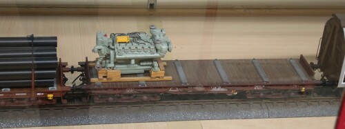 Flachwagen_Motor_als_Ladung_Diesel_Spur_2_Museum_Schramberg.jpg