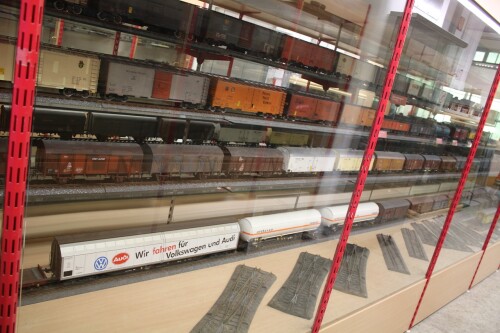 Vitrine_voll_Guterwagen_Spur_2_Museum_Schramberg.jpg