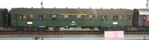 D-Zug_epoche_3a_Schnellzugwagen_DB_Vorkriegswaggons_d_1.-2.-Klasse_grun_Spur_2_Museum_Schramberg.jpg