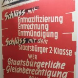 Wahlplakat_FDP_Schlus_mit_entanzifizierung_entmundigung_Menschen_2.-Klasse_Werbung_50er_Jahre_historisch_Automuseum_Schramberg_2025_Mai