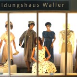 Kleid_a_Unterwasche_Dessous_Nylonstrumpfe_Mieder_50er_Jahre_Mode_Nachkriegsdeutschland_Wiederaufbau_Wirtschaftswunder_Schramberg_Museum_Automuseum_2025_mai