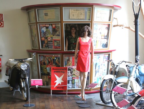 eb_Kiosk_Zeitunsladen_Nachkriegsdeutschland_Wiederaufbau_Wirtschaftswunder_Schramberg_Museum_Automuseum_2025_mai-1.jpg