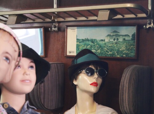 u_Sonnenbrille_Mode_50er_Jahre_Bahnabteil_mit_Personen_Schwabsche_Eisenbahne_Schramberg_Museum-1.jpg