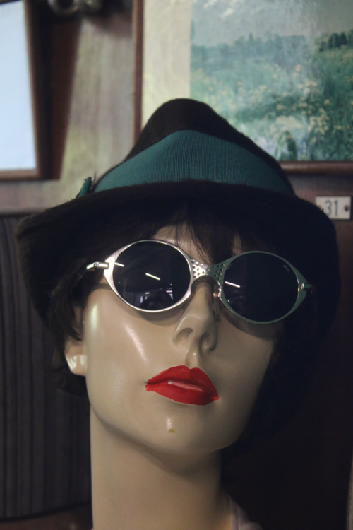 u_Sonnenbrille_Mode_50er_Jahre_Bahnabteil_mit_Personen_Schwabsche_Eisenbahne_Schramberg_Museum-1.png