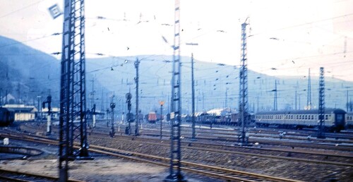 Bingen_am-Rhein_Bahnhof_1966_Gleisvorfeld_Silberlinge_Guterwagen_Oberleitung.jpg