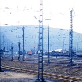 Bingen_am-Rhein_Bahnhof_1966_Gleisvorfeld_Silberlinge_Guterwagen_Oberleitung