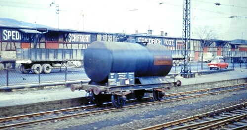 Bingen_am-Rhein_Bahnhof_1966_Kesselwagen_LKW_Pritsche_Anhanger.jpg