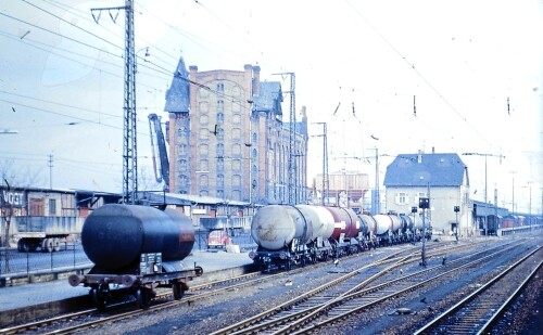 Bingen_am-Rhein_Bahnhof_1966_Kesselwagen_LKW_Pritsche_Anhanger_Getreidespeicher_alter.jpg